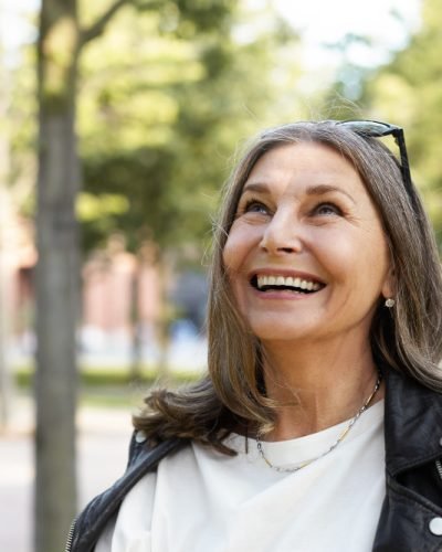 mulher-senior-expressiva-posando