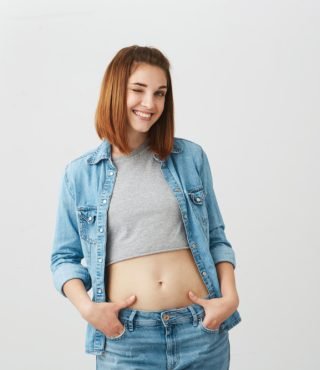 retrato-de-jovem-alegre-alegre-menina-sorrindo-piscando-olhando-de-lado